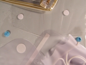 Esempi di chiusure per buste in PVC o PU: Velcro, biadesivo, coulisse, cerniera, bottoni elettrosaldati